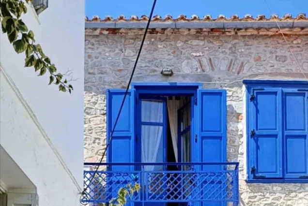 Greek house w blue shutters